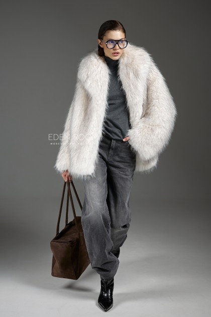 Светлая шуба из эко меха под енот