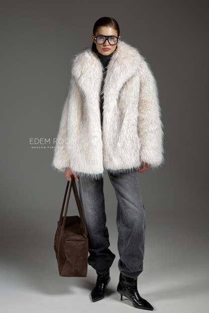 Светлая шуба из эко меха под енот