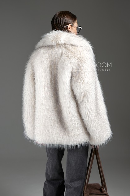 Светлая шуба из эко меха под енот