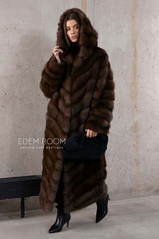 длинная шуба из куницы с капюшоном