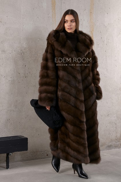 длинная шуба из куницы с капюшоном
