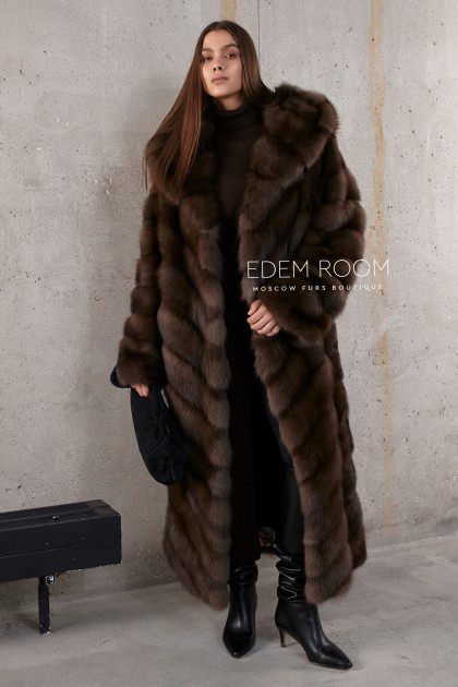 длинная шуба из куницы с капюшоном