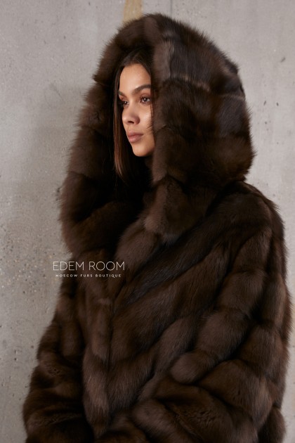 длинная шуба из куницы с капюшоном