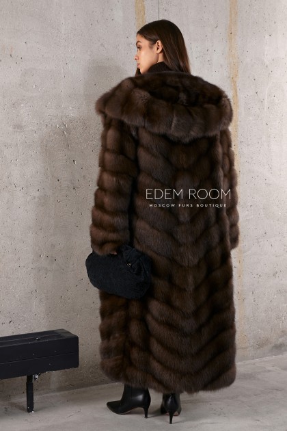 длинная шуба из куницы с капюшоном