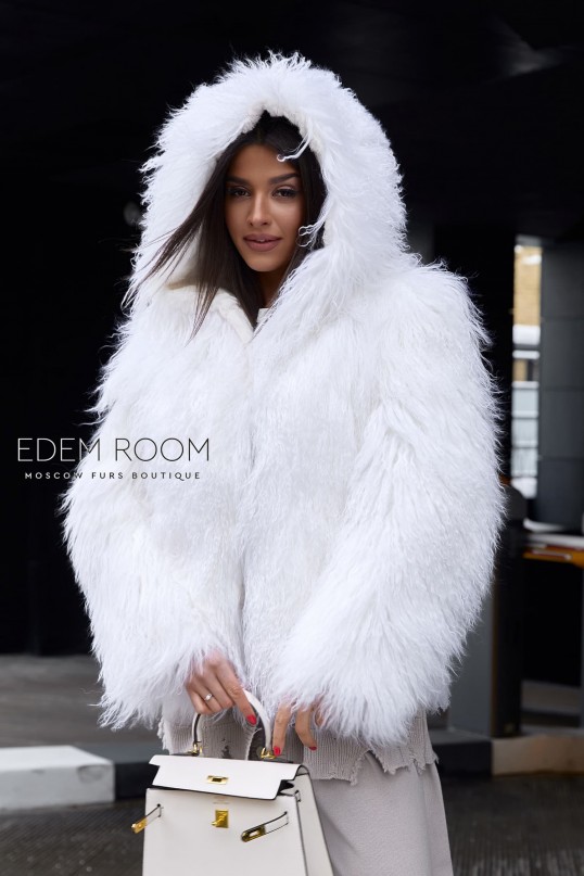 белая шуба из ламы с капюшоном