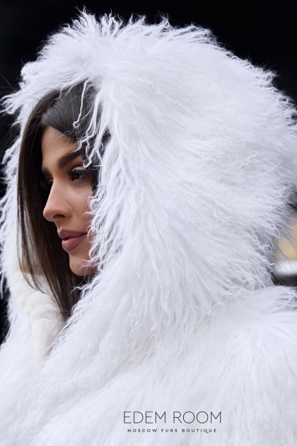 белая шуба из ламы с капюшоном