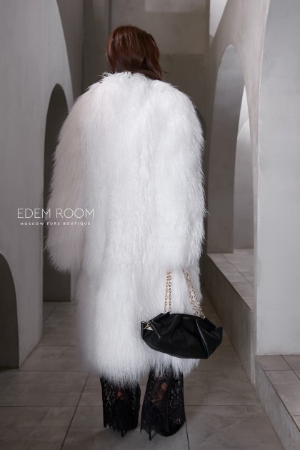 удлиненная белая шуба из ламы