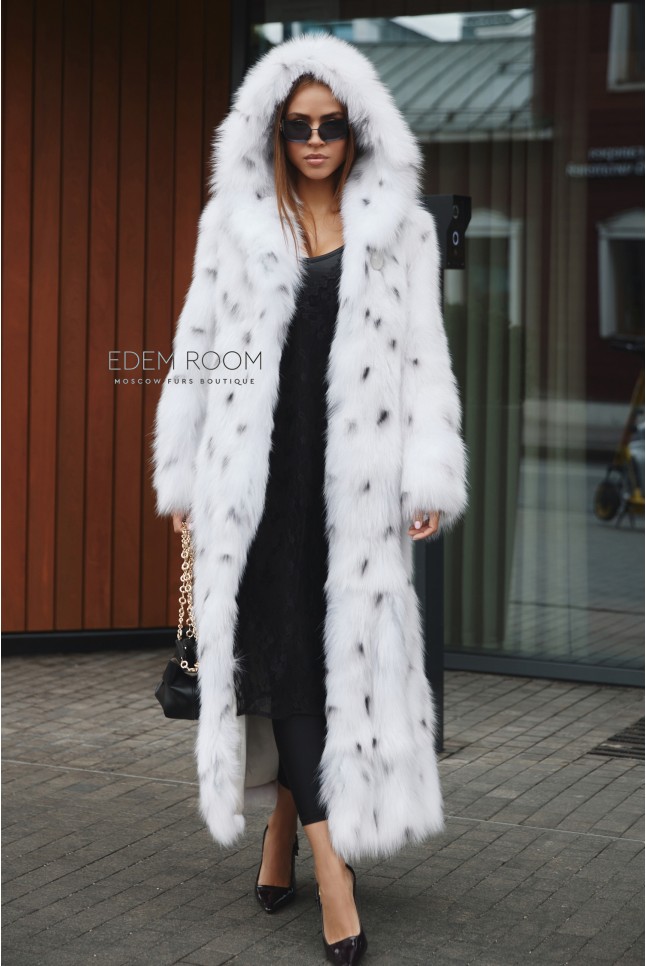 длинная шуба из лисы с капюшоном