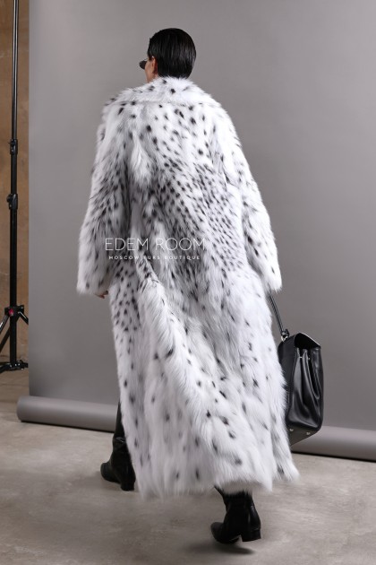 Длинная шуба из белой лисы