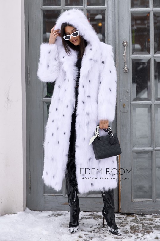 удлиненная шуба из белой лисы