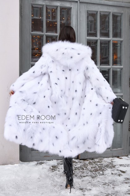 удлиненная шуба из белой лисы