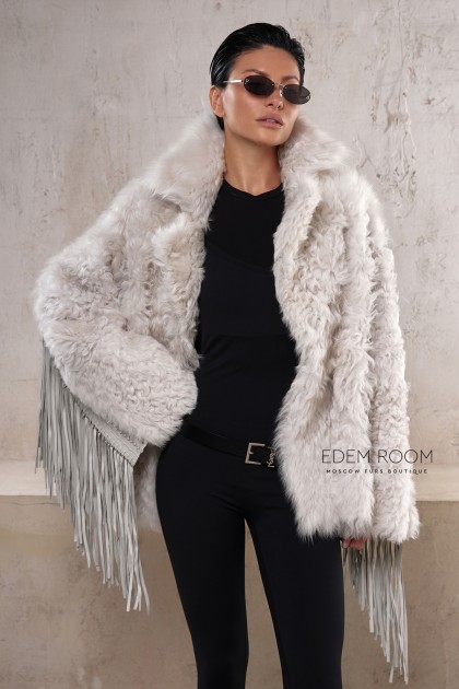 шуба из овчины с бахромой на спине