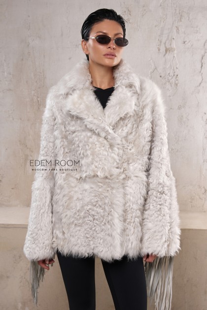 шуба из овчины с бахромой на спине