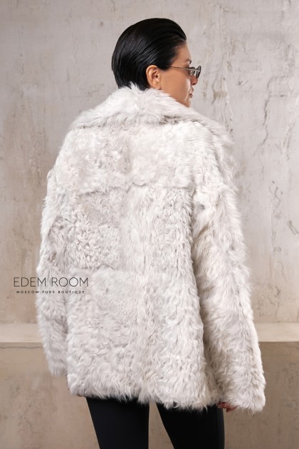 шуба из овчины с бахромой на спине