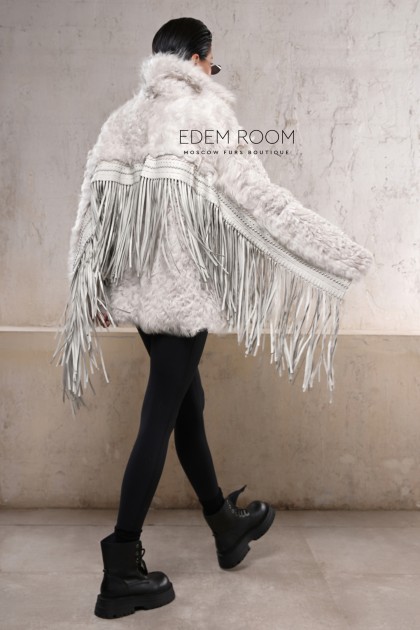 шуба из овчины с бахромой на спине