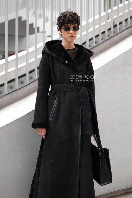 удлиненная дублёнка с капюшоном