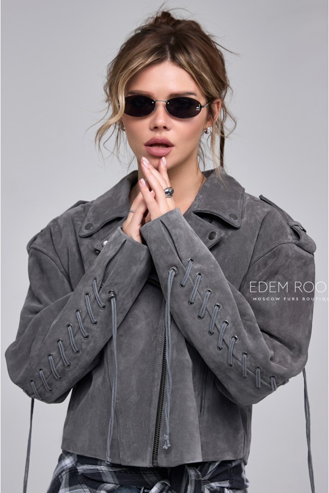 серая замшевая куртка со шнуровкой