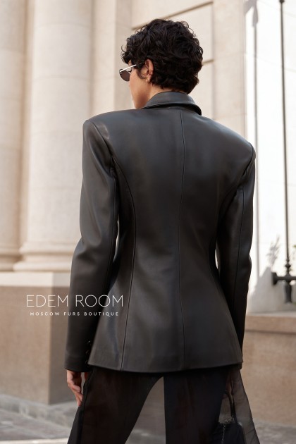 приталенный кожаный пиджак