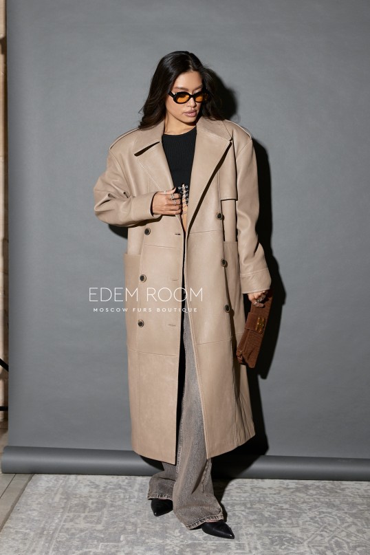 кожаный тренч с расширенными плечами