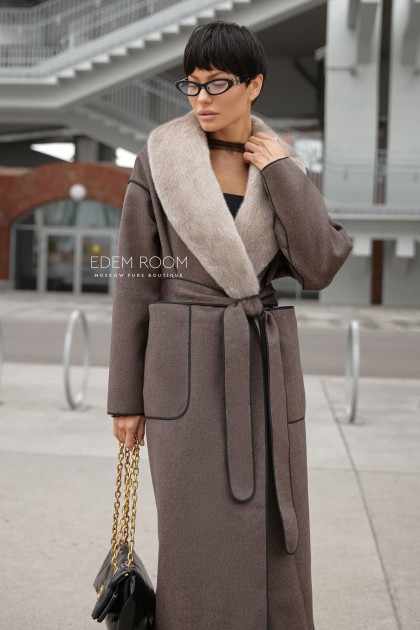 женское пальто с меховым воротником женское пальто с меховым воротником