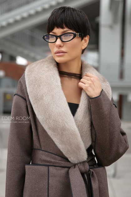 женское пальто с меховым воротником женское пальто с меховым воротником