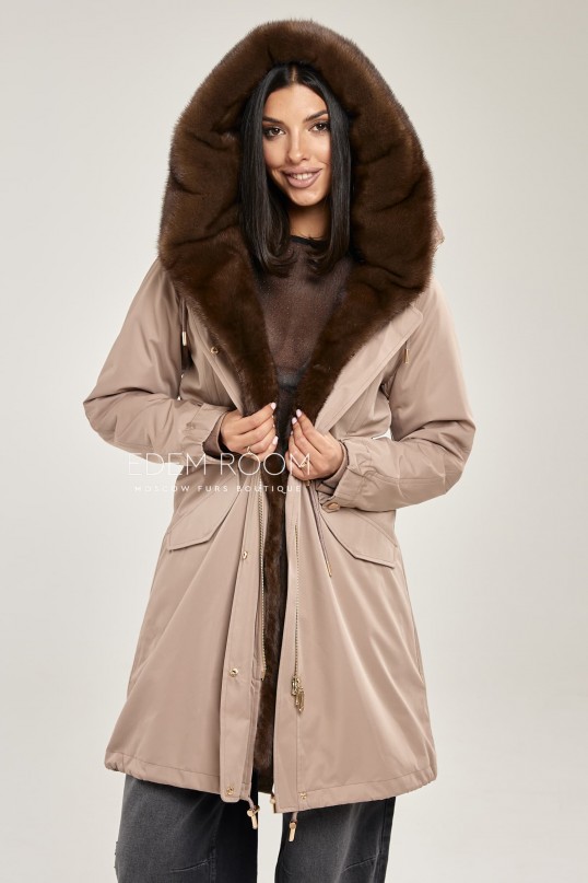 парка с меховым капюшоном