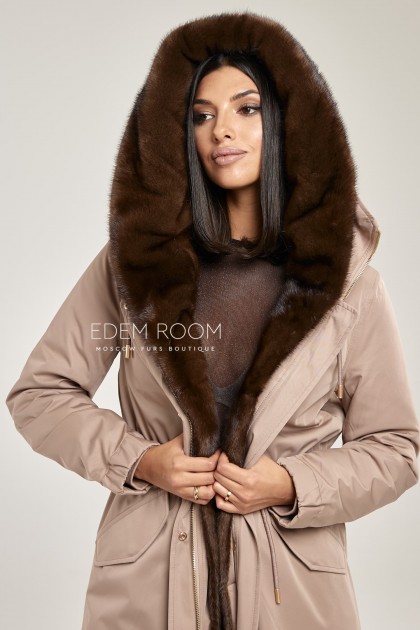 парка с меховым капюшоном