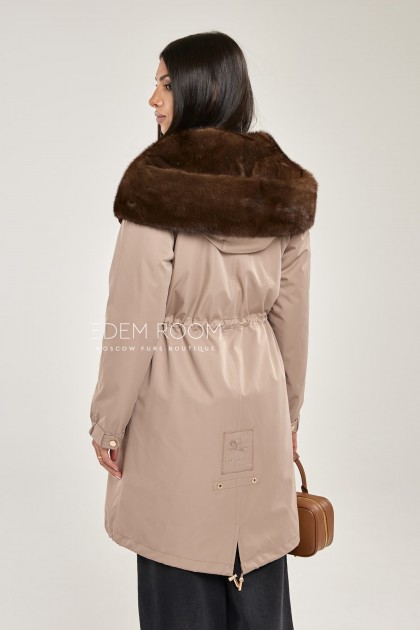 парка с меховым капюшоном