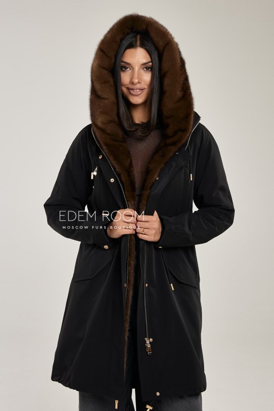 чёрная парка с норковым капюшоном