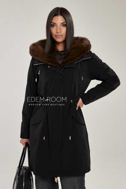 чёрная парка с норковым капюшоном