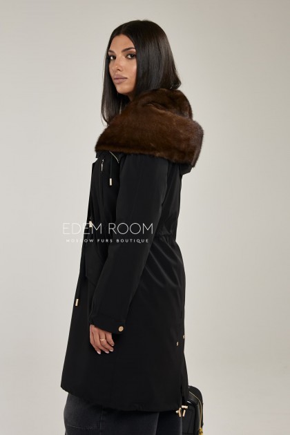 чёрная парка с норковым капюшоном