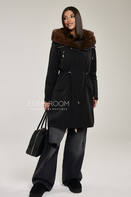 чёрная парка с норковым капюшоном