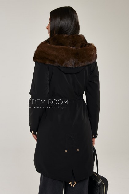 чёрная парка с норковым капюшоном