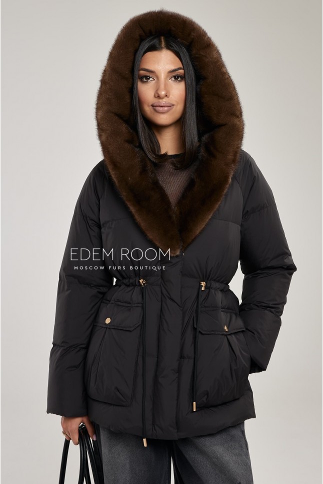 чёрная куртка на пуху с мехом