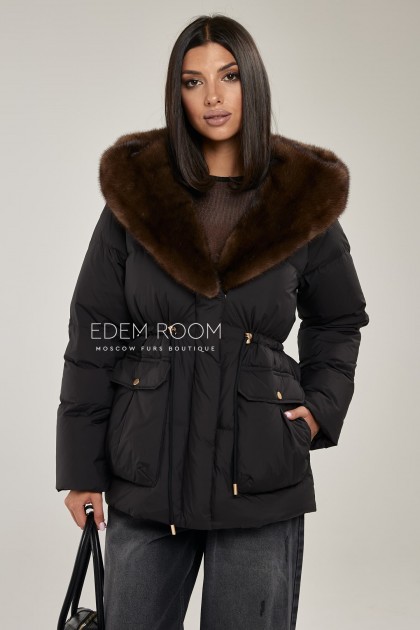 чёрная куртка на пуху с мехом