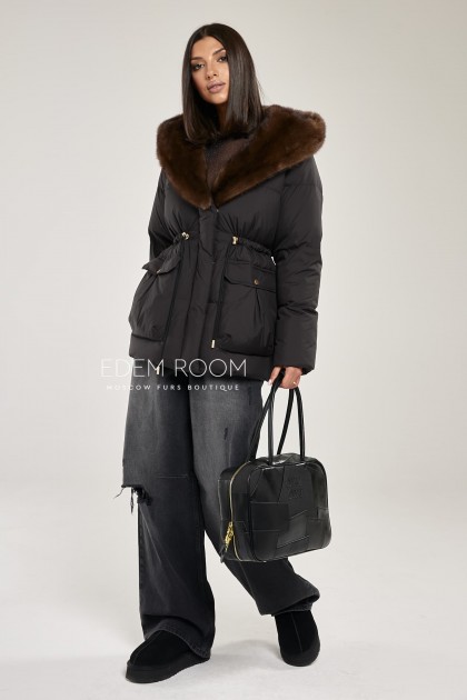 чёрная куртка на пуху с мехом
