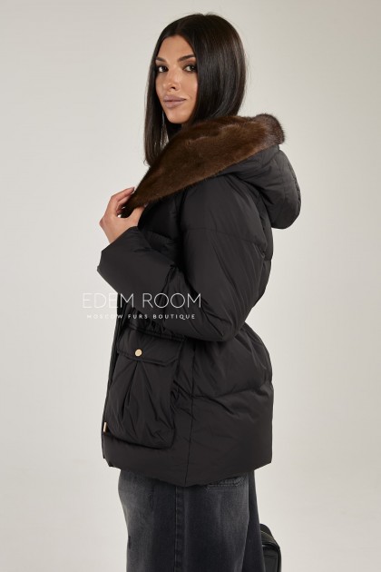 чёрная куртка на пуху с мехом