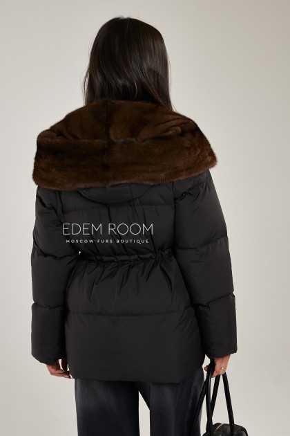 чёрная куртка на пуху с мехом
