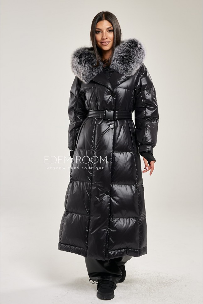 чёрный удлиненный пуховик с капюшоном