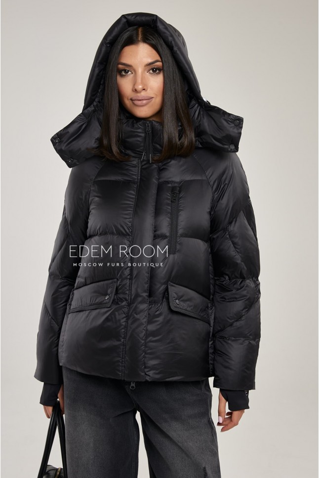 короткий пуховик с капюшоном