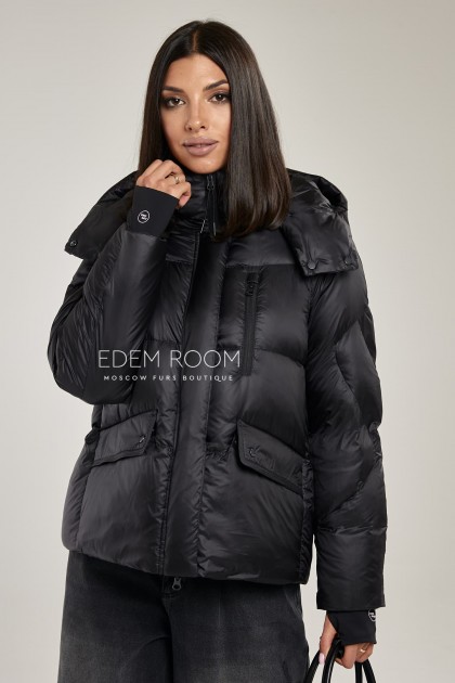 короткий пуховик с капюшоном