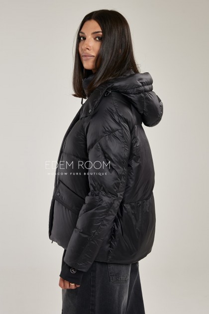 короткий пуховик с капюшоном