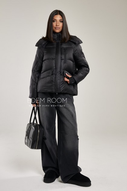 короткий пуховик с капюшоном