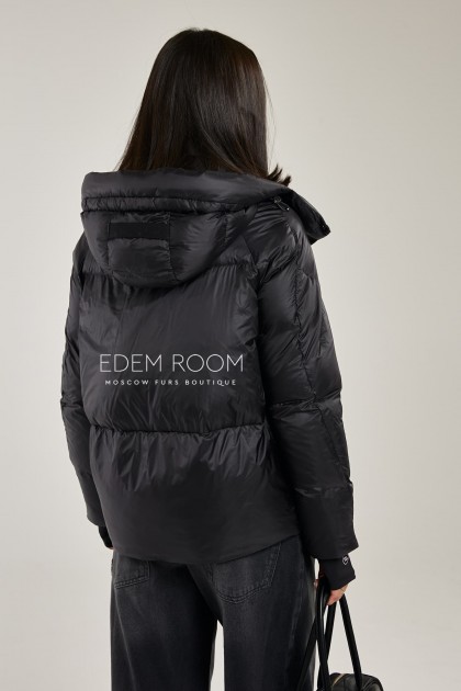 короткий пуховик с капюшоном