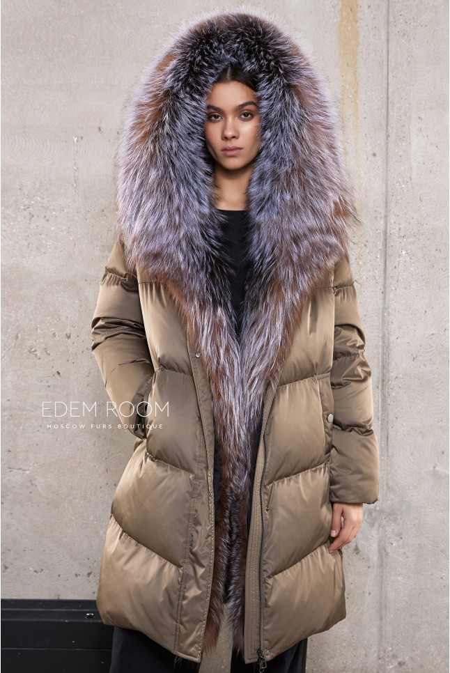 Лёгкое пуховое пальто с мехом