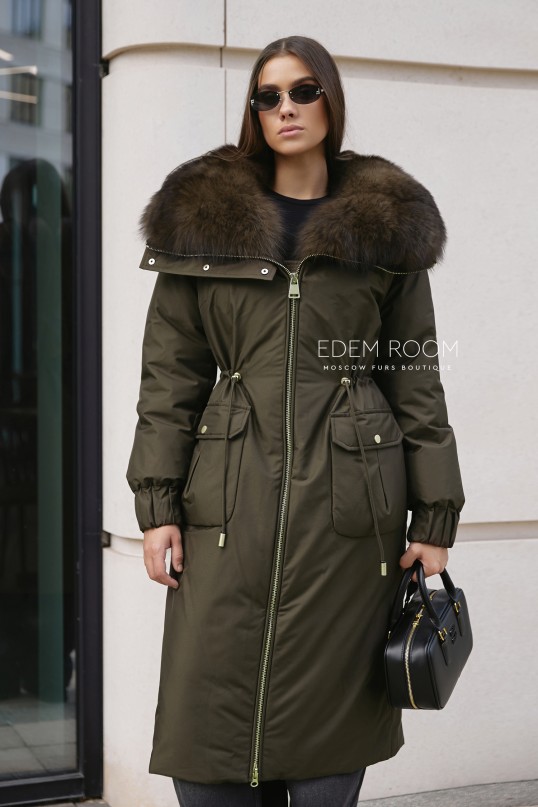 Зимнее пуховое пальто с меховым воротником Зимнее пуховое пальто с меховым воротником