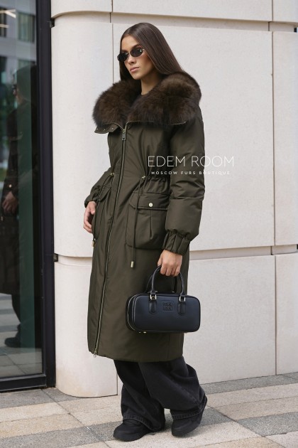 Зимнее пуховое пальто с меховым воротником Зимнее пуховое пальто с меховым воротником