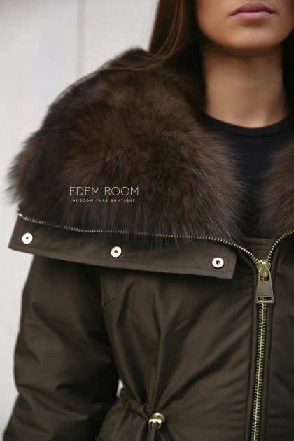 Зимнее пуховое пальто с меховым воротником Зимнее пуховое пальто с меховым воротником