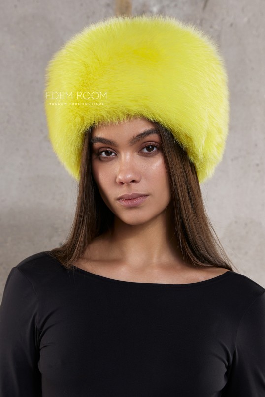 желтая меховая шапка