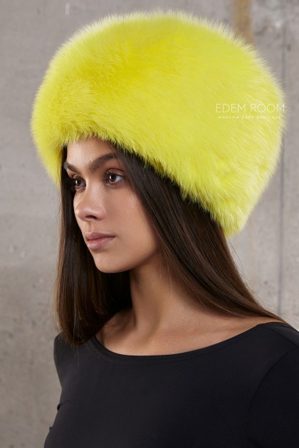желтая меховая шапка